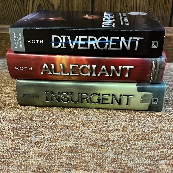 DIVERGENT Series Novels - Picture 2 of 3